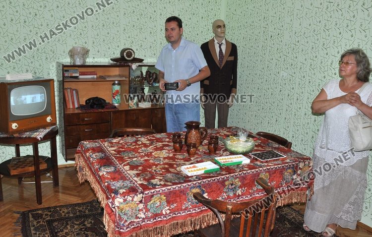 Кметът Иво Димов с принос в обзавеждането на ретро апартамента