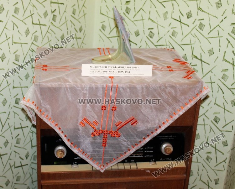 Кметът Иво Димов с принос в обзавеждането на ретро апартамента