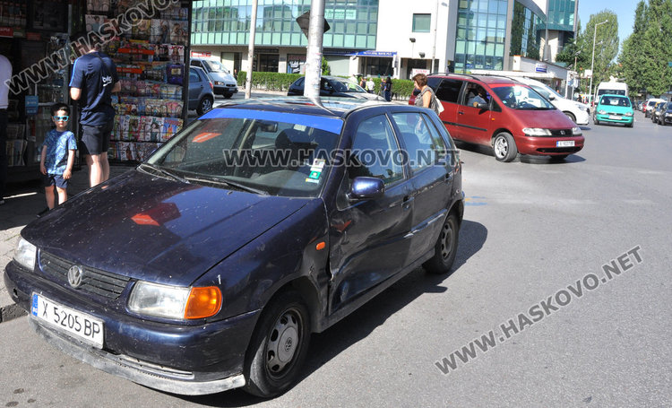 Поло не спря на „Стоп“ и засече Опел до „21 век“