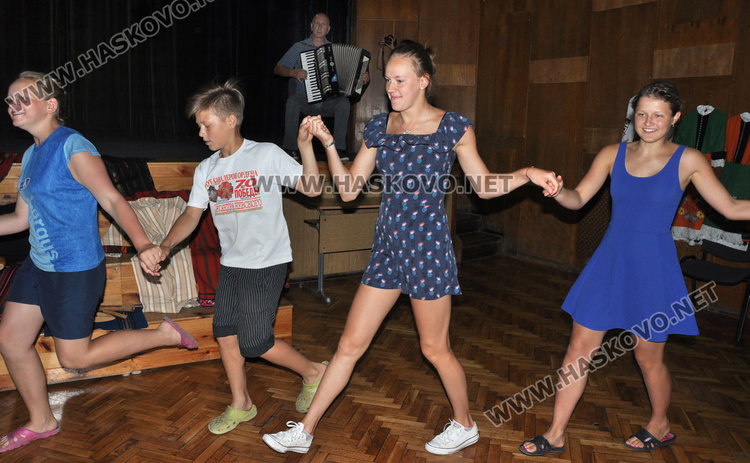 Русначета, общински съветници от Хасково и членове на Руския клуб тропат българско хоро в Младежкия