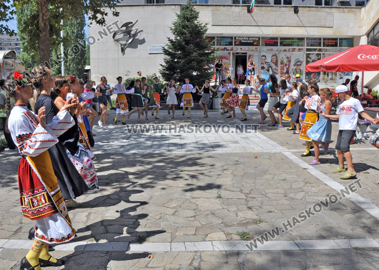 Русначета, общински съветници от Хасково и членове на Руския клуб тропат българско хоро в Младежкия