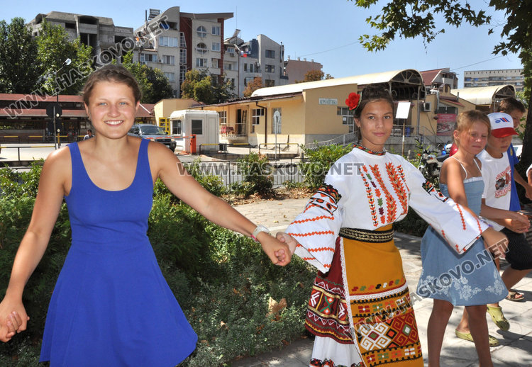 Русначета, общински съветници от Хасково и членове на Руския клуб тропат българско хоро в Младежкия