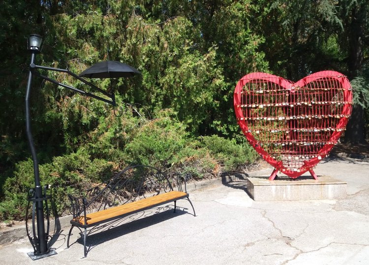 Поставиха романтична пейка до металното сърце, снимка -Община Димитровград