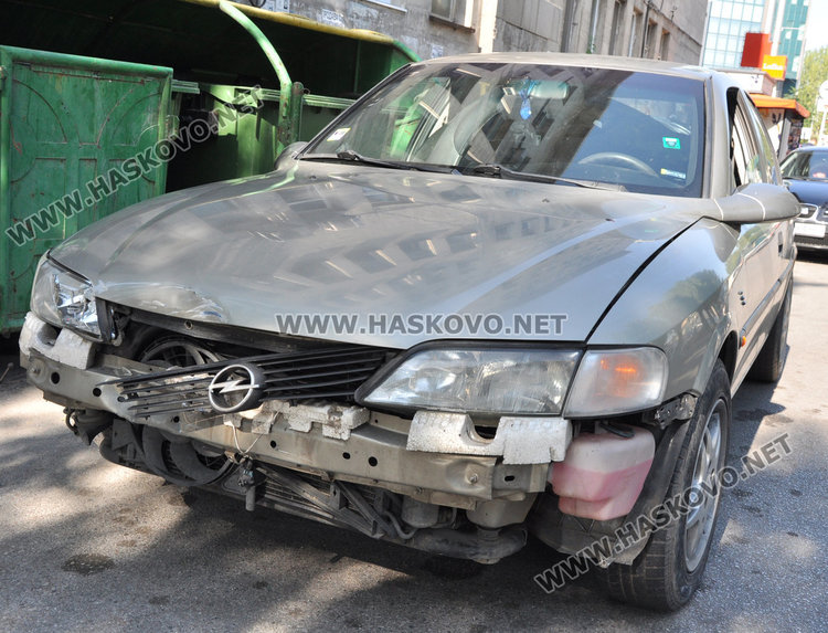 Поло не спря на „Стоп“ и засече Опел до „21 век“