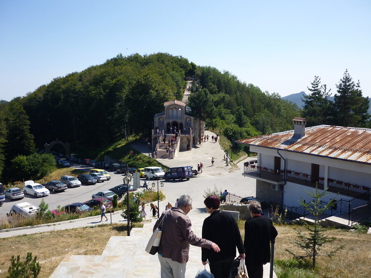 Смолянчани се поклониха на Кръстова гора, там вече има параклис и на покровителя на Родопите