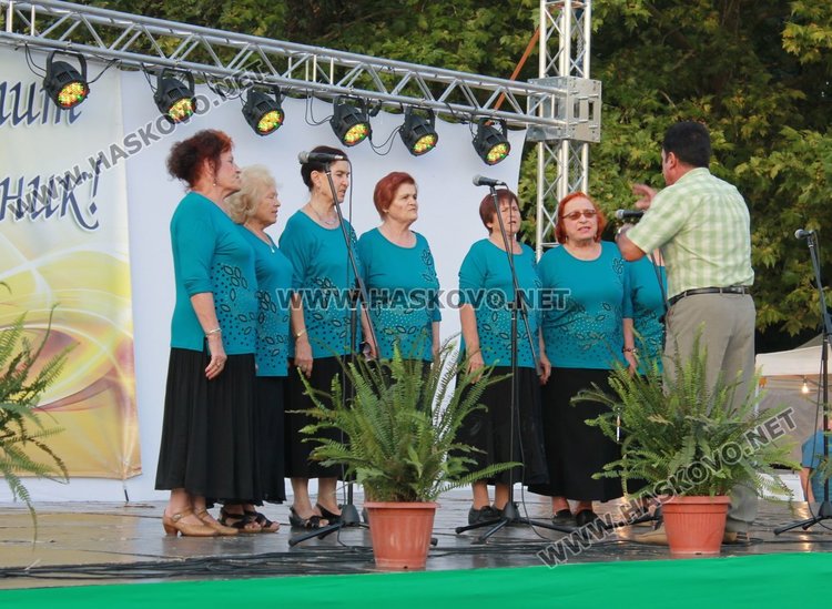 Снощи на сцената в парка изява имаха клубовете на хората от третата възраст