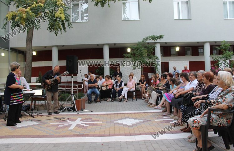 Препълниха Лятната читалня за срещата с актьорите от "Оркестър без име"