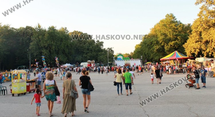 След пенсионерските клубове и читалищата изнасят концерт в парк "Марица" 