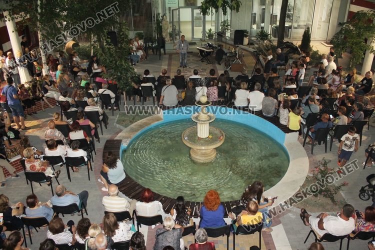 Лятната читалня на Градска библиотека "П.Пенев" се оказа тясна да победе желаещите да се срещнат снощи с популярните български актьори