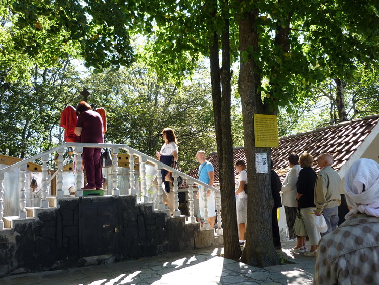 Смолянчани се поклониха на Кръстова гора, там вече има параклис и на покровителя на Родопите