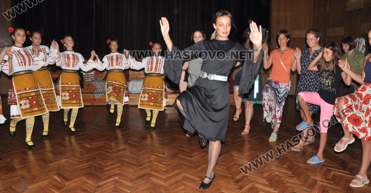 Русначета, общински съветници от Хасково и членове на Руския клуб тропат българско хоро в Младежкия