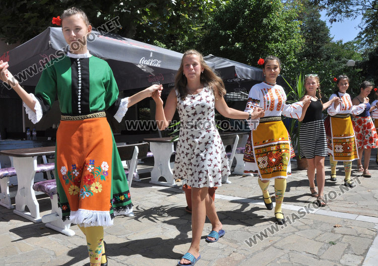 Русначета, общински съветници от Хасково и членове на Руския клуб тропат българско хоро в Младежкия