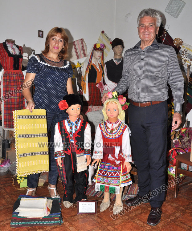 Анета Георгиева и Кирил Сарджев с дарението