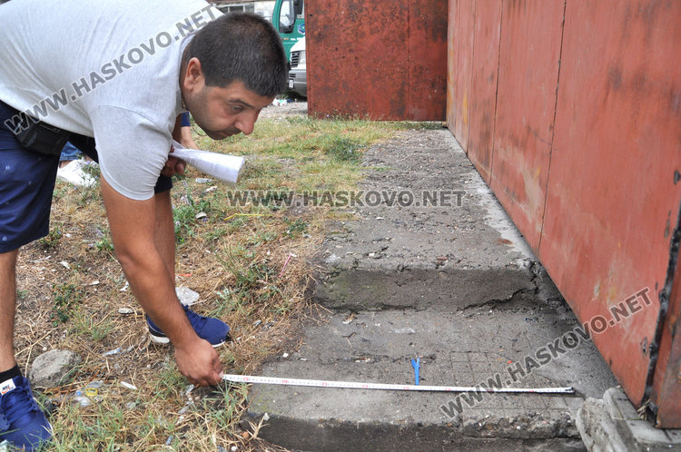 Архитектурно безумие постави гараж върху стълби между блоковете