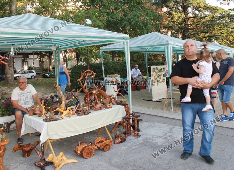 Панаирът е разположен на алеята до Община Димитровград