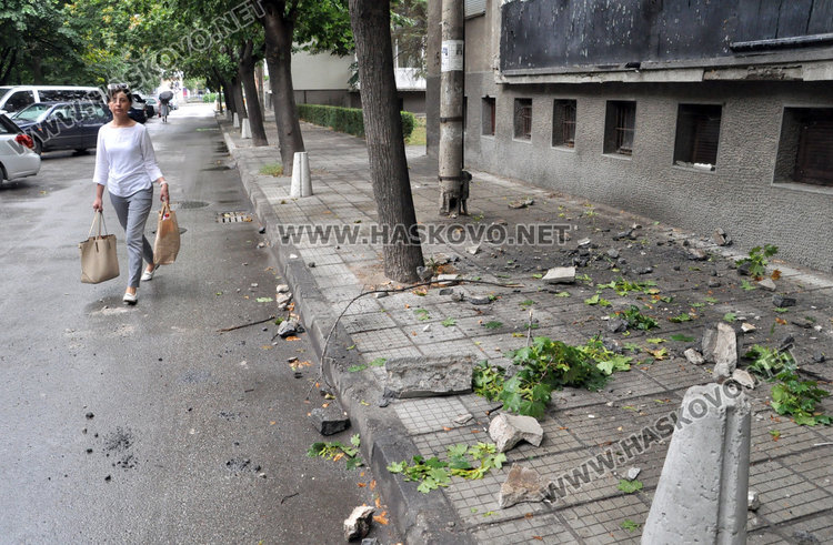 Читател: Блок на „Лебеда“ се руши, ще убие някой