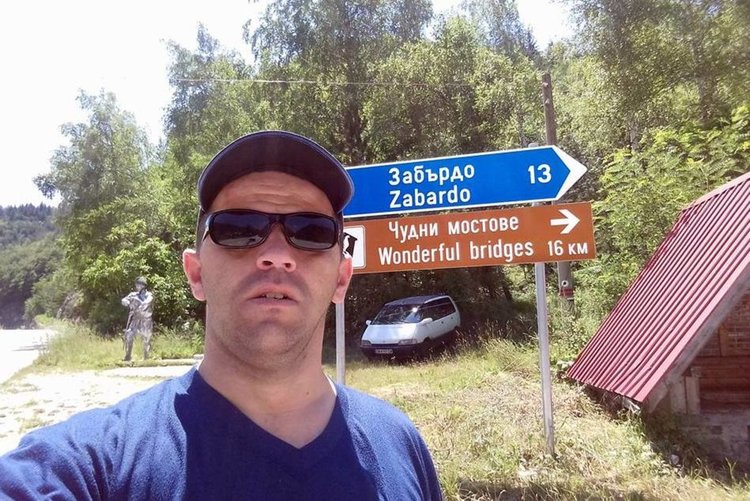 Макар и влюбен в родното си село,младият човек ще търси препитание в чужбина