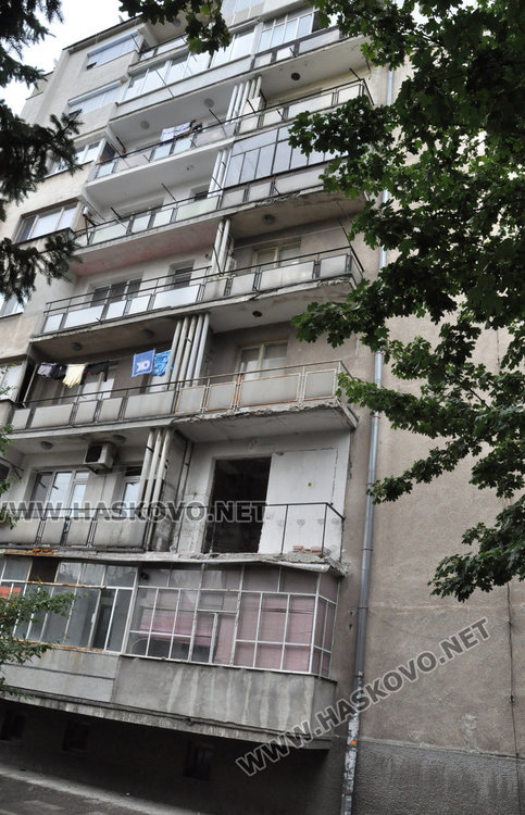 Читател: Блок на „Лебеда“ се руши, ще убие някой