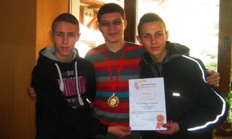 Още като ученик в НУФИ Широка лъка Филип печели награди и овации на конкурси и фолклорни изяви