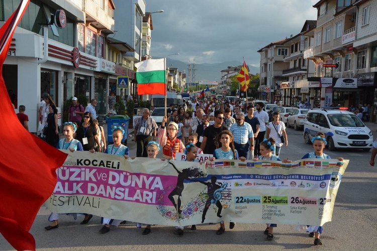 . Димитровградските танцьори са водили дефилето на фестивала.