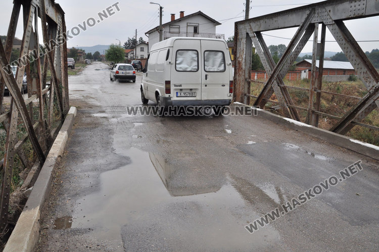 Тропосаха моста над реката в Динево