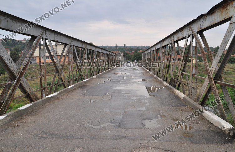 Тропосаха моста над реката в Динево