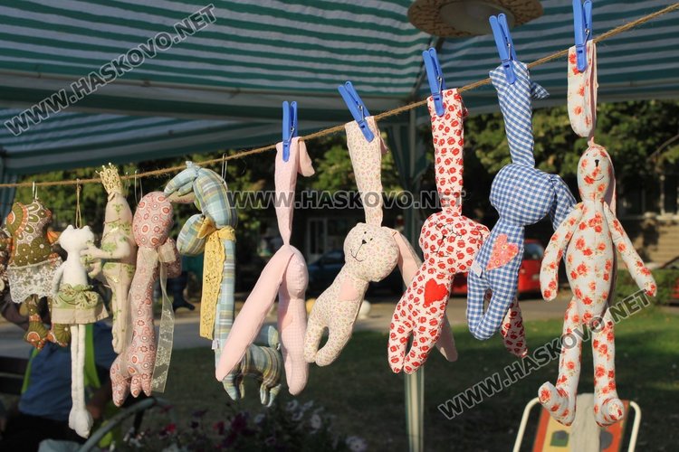 Дърворезба, бижута и играчки предлага панаира на занаятите в Димитровград