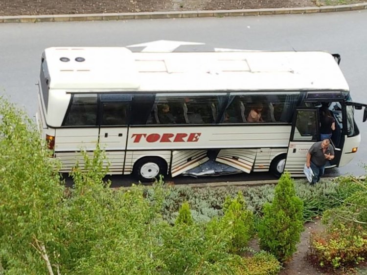 Баварец засече на кръговото до Веспрем автобус и му издъни багажното