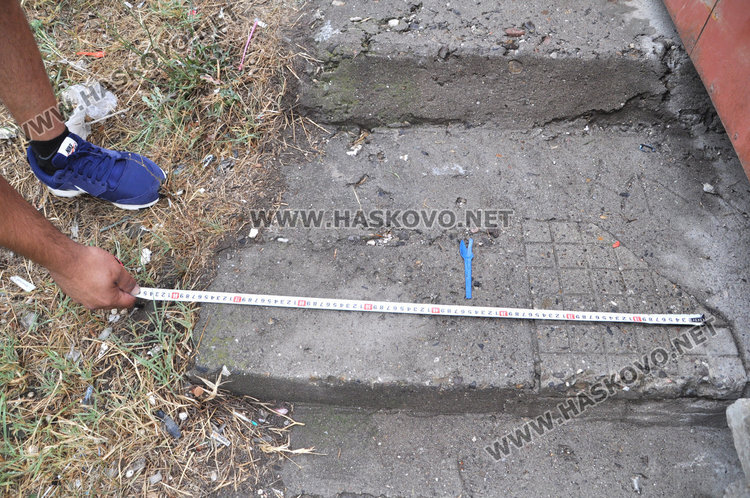 Архитектурно безумие постави гараж върху стълби между блоковете