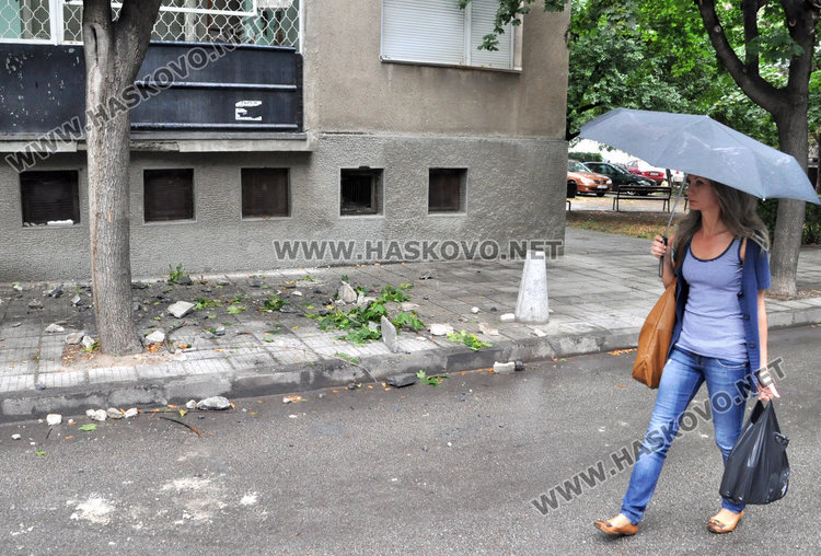 Читател: Блок на „Лебеда“ се руши, ще убие някой