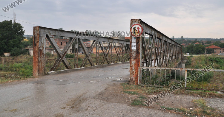 Тропосаха моста над реката в Динево