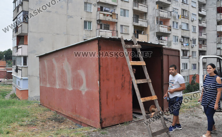 Архитектурно безумие постави гараж върху стълби между блоковете