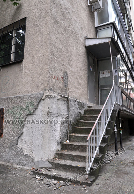 Мазилка пада и от съседния блок на "Лебеда" 7