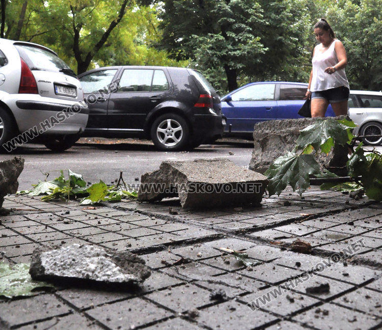 Читател: Блок на „Лебеда“ се руши, ще убие някой