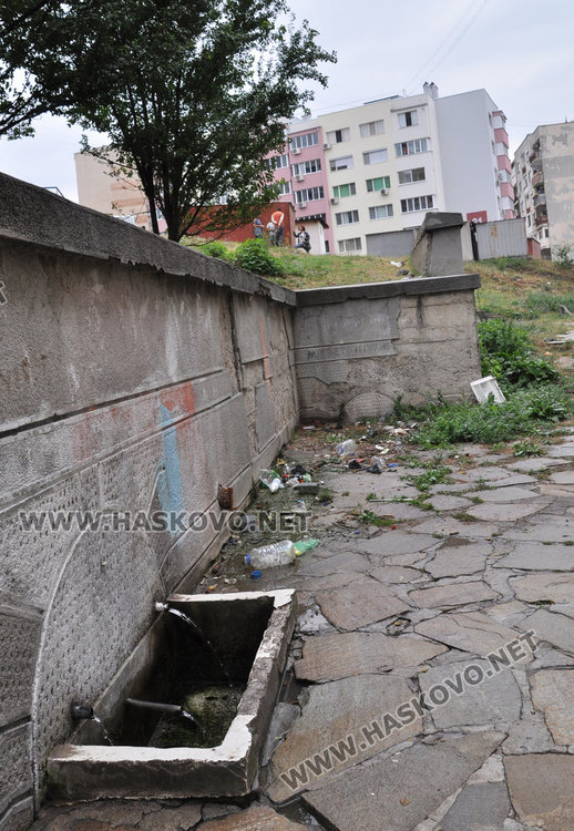 чешмата на подпорната стена до стълбището