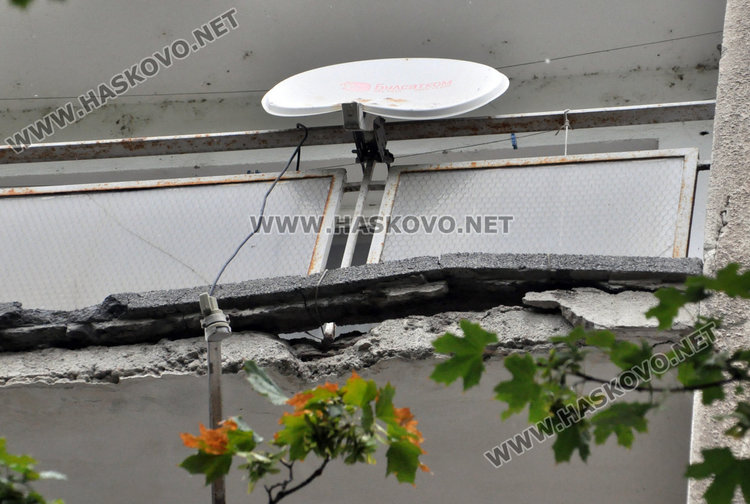 Читател: Блок на „Лебеда“ се руши, ще убие някой