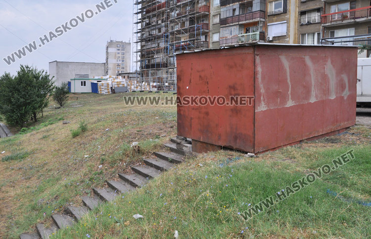 Архитектурно безумие постави гараж върху стълби между блоковете