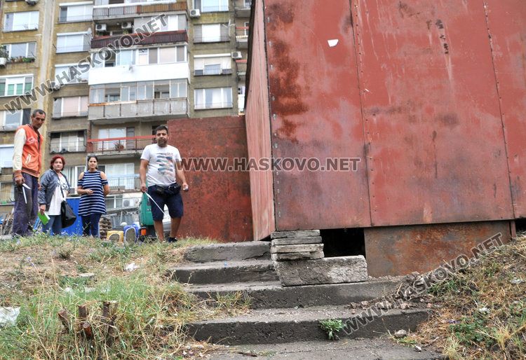 Архитектурно безумие постави гараж върху стълби между блоковете