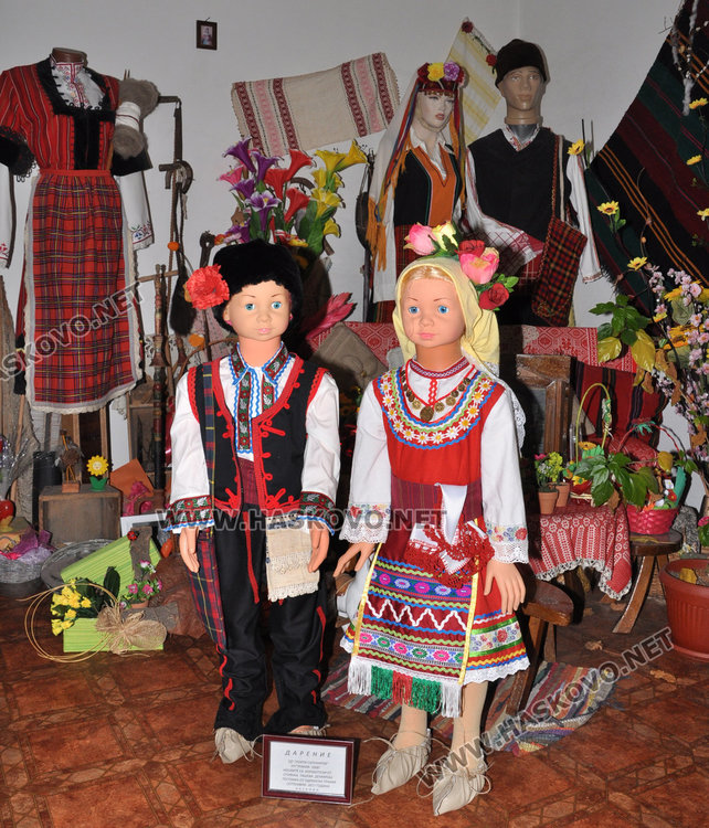 Тракийци даряват манекени с носии на Неделното училище в Истанбул