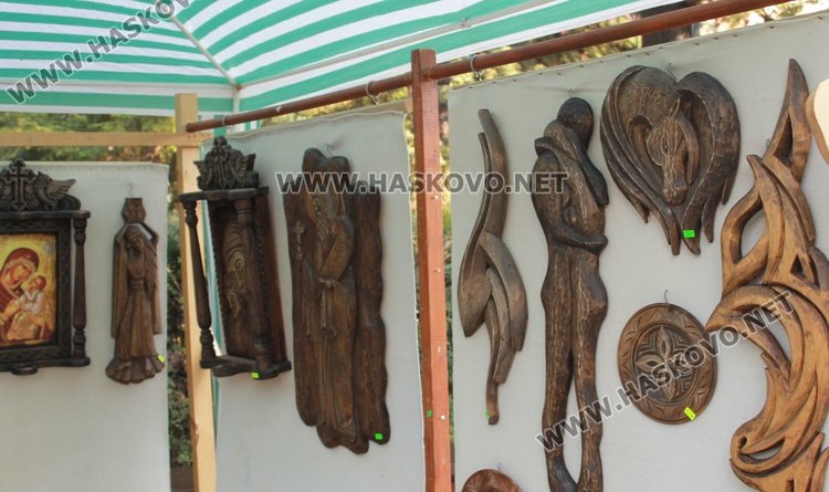 Дърворезба, бижута и играчки предлага панаира на занаятите в Димитровград