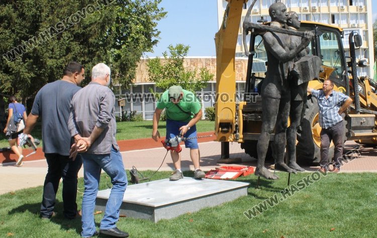 Момент от монтажа на паметника днес