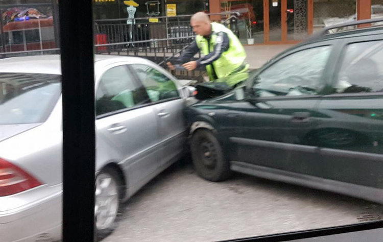 Мерцедес навлезе в насрещното и се заби в Опел, трима пострадаха