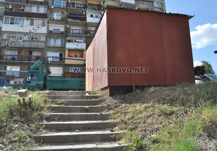 Преместиха гаража от стълбите между блоковете с ново разрешително от Архитектурата