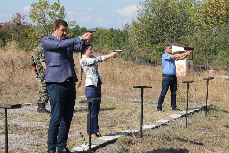 Областен и МВР шеф стрелят на празника на Втора механизирана бригада