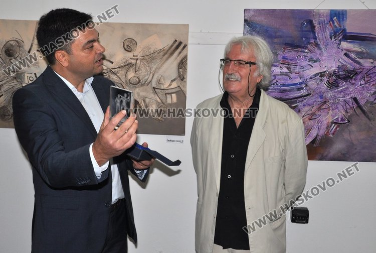 Кметът Иво Димов подари стъклена гравюра с лика на бригадири на Христо Панев