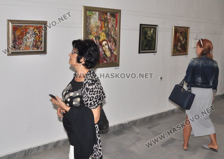 Дариха Христо Панев със стъклена гравюра на бригадири