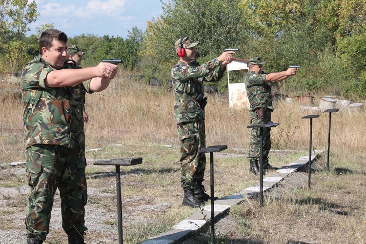 Областен и МВР шеф стрелят на празника на Втора механизирана бригада