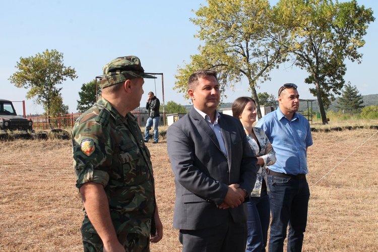 Областен и МВР шеф стрелят на празника на Втора механизирана бригада