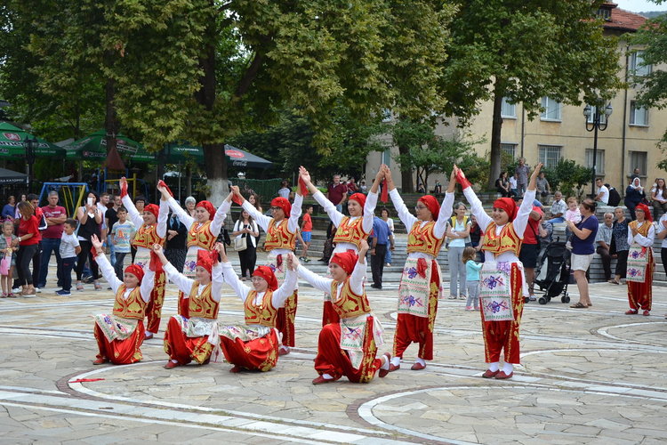 Автентични песни и танци бяха представени на концерт за Курбан Байрама в Момчилград
