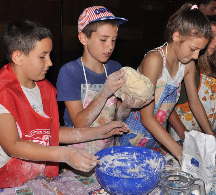 Хасковските деца месят хляб за рекорд по време на празниците на града